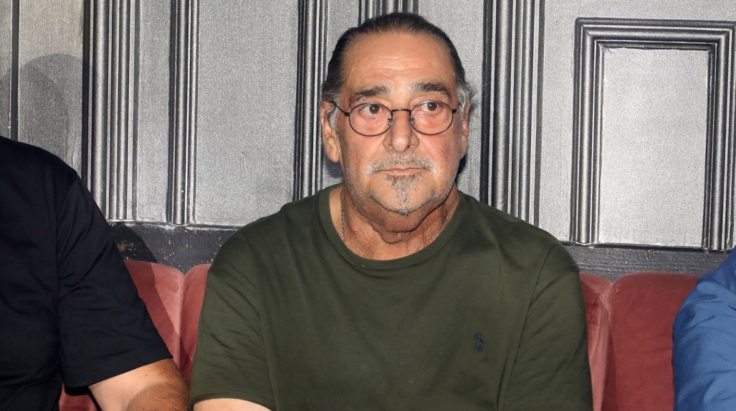 Ο τραγουδιστής Βασίλης Καρράς μήνυσε ιστοσελίδα που τον εμφάνιζε να προωθεί προϊόν - Προϊόν photoshop η φωτογραφία που διακινήθηκε στα κοινωνικά δίκτυα.