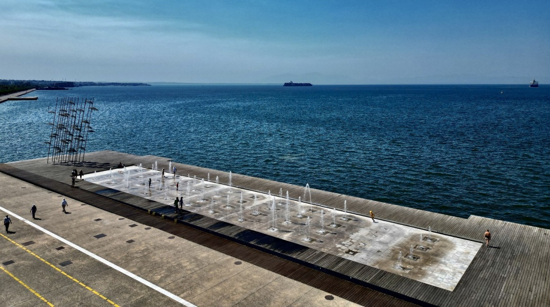 Θεσσαλονίκη: Σε δοκιμαστική λειτουργία τα σιντριβάνια στις «Ομπρέλες» του Ζογγολόπουλου - Εντυπωσιάζουν οι εικόνες από τη νέα παραλία.