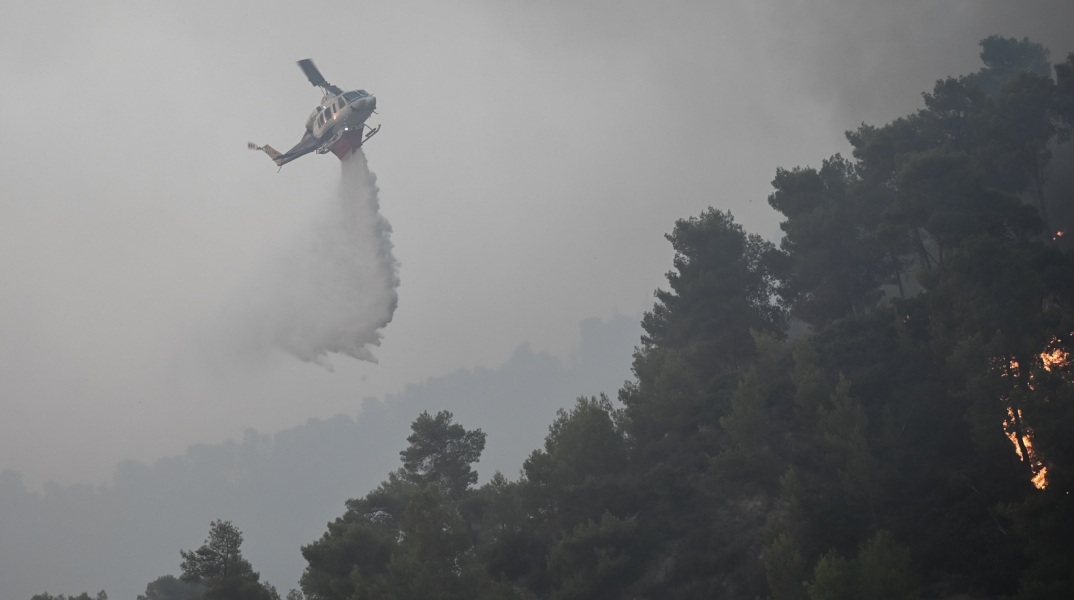 Χαλκιδική: Πυρκαγιά σε αγροτοδασική έκταση στον Πολύγυρο - Επιχειρούν επίγειες και εναέριες δυνάμεις της πυροσβεστικής - Δεν απειλεί κατοικημένες περιοχές.