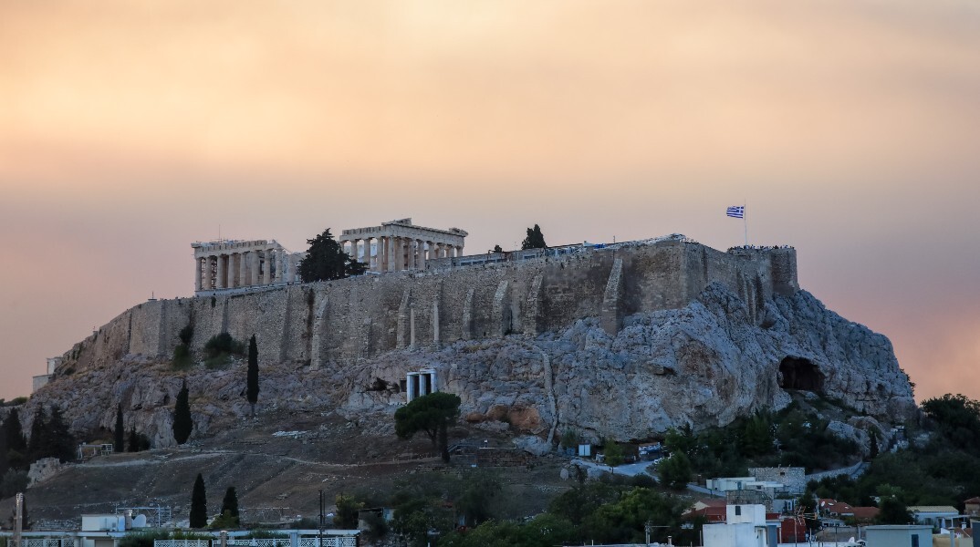 «Ματωμένος» ο ουρανός της Αττικής από τις φωτιές