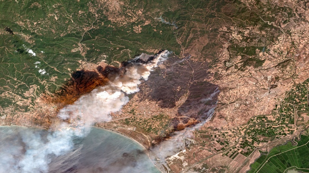 Οι καπνοί από το πύρινο μέτωπο στην Αλεξανδρούπολη έτσι όπως καταγράφηκαν από δορυφόρο