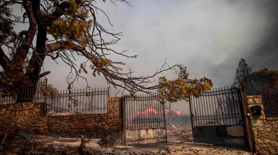 Φωτιά μέσα σε οικόπεδο - Ανοιχτή η πόρτα 