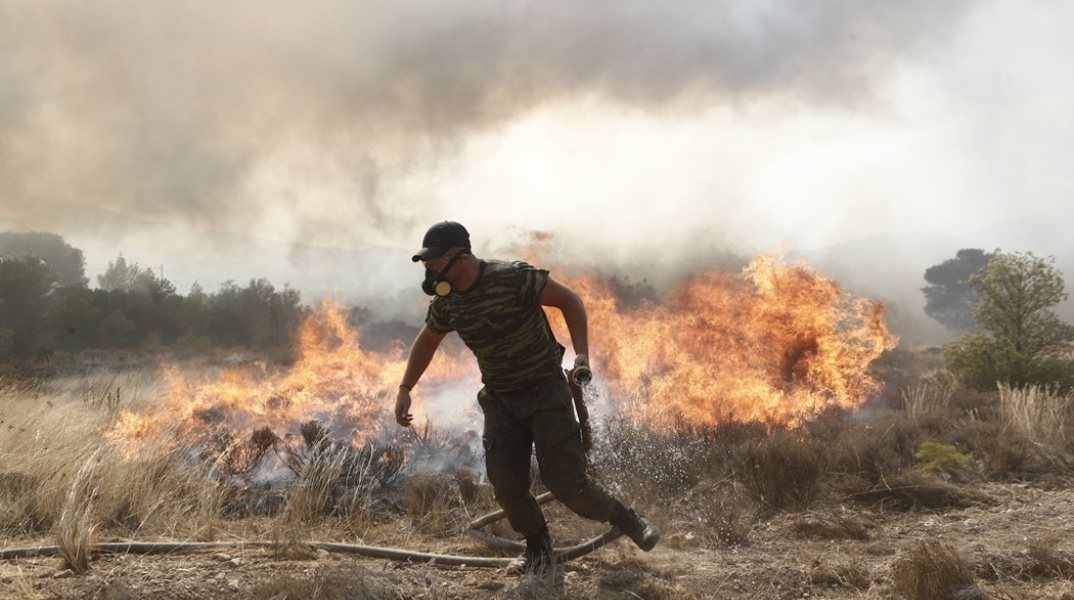 Φωτιά στην Πάρνηθα - Άνδρας με τη μάνικα ανά χείρας και μάσκα 