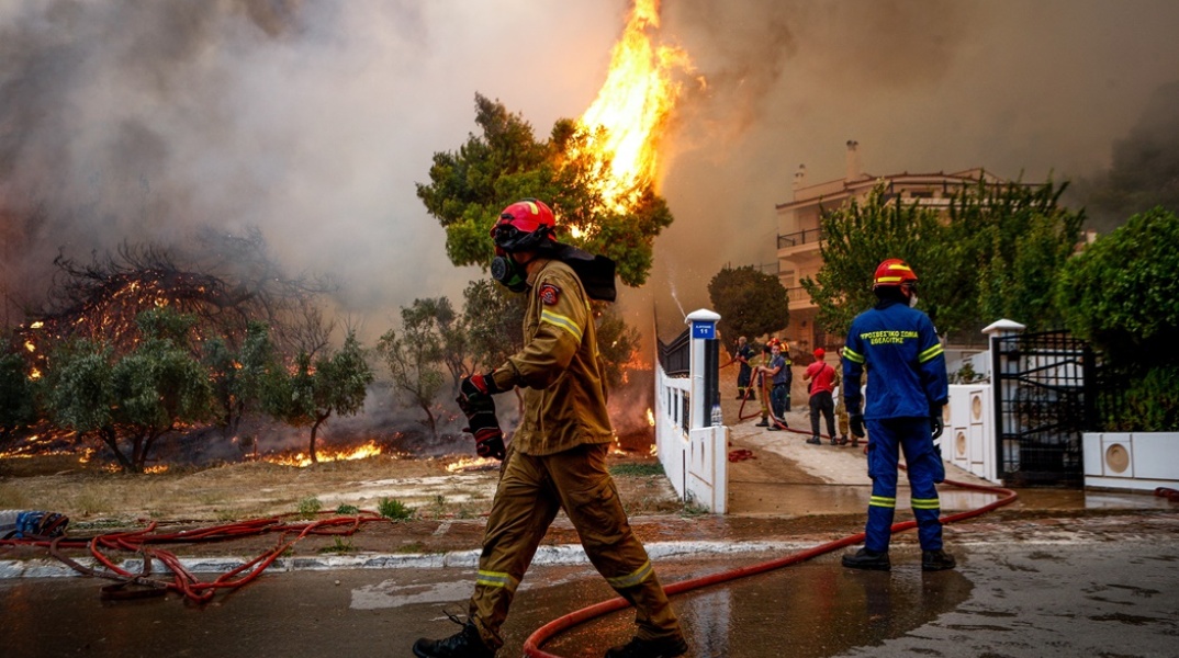 Πυροσβέστης σε σημείο όπου έχει πάρει φωτιά