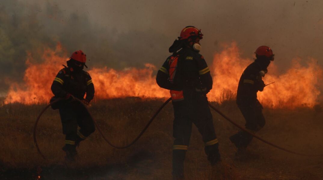 Πυροσβέστες επιχειρούν στο μέτωπο της Πάρνηθας