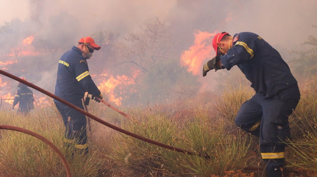 Πυροσβέστες στο σημείο όπου έχει ξεσπάσει φωτιά έχουν δώσει μάχη για την κατάσβεση
