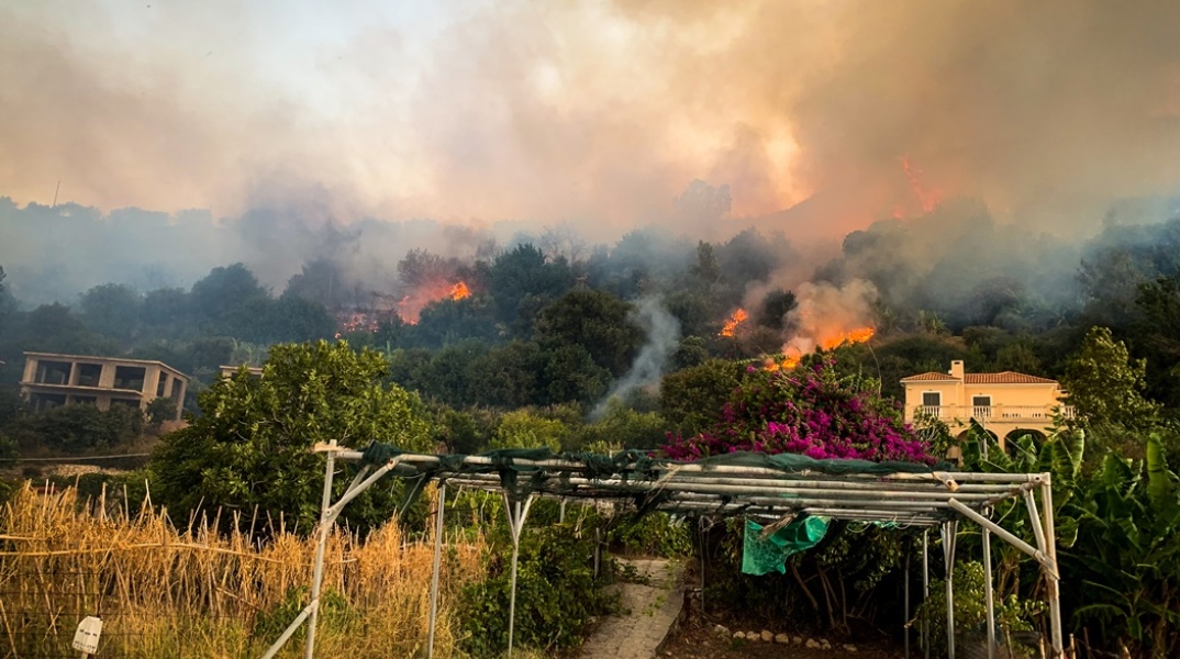 Φωτιά κοντά σε σπίτια στην Κεφαλονιά