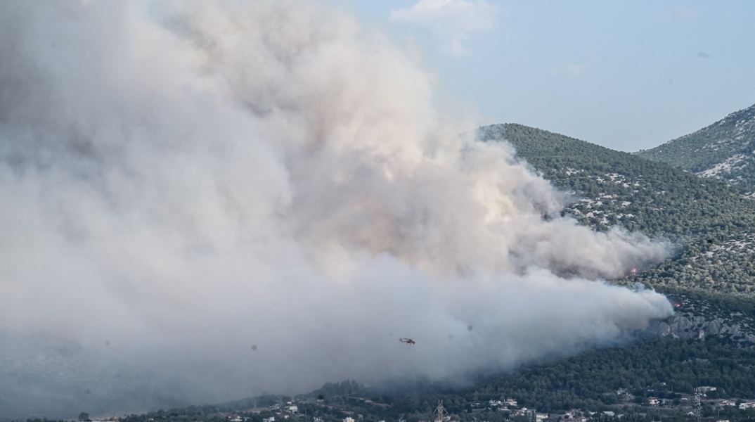 Οι καπνοί πάνω από την Πάρνηθα και τους γύρω οικισμούς
