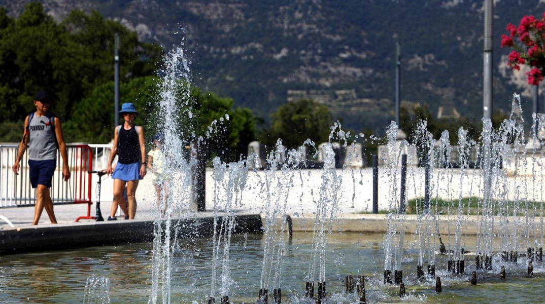Γαλλία: Για τα δύο τρίτα της χώρας, η σημερινή θα είναι η πιο ζεστή μέρα του καύσωνα - Καταρρίφθηκαν πολλά ρεκόρ μέγιστης θερμοκρασίας.