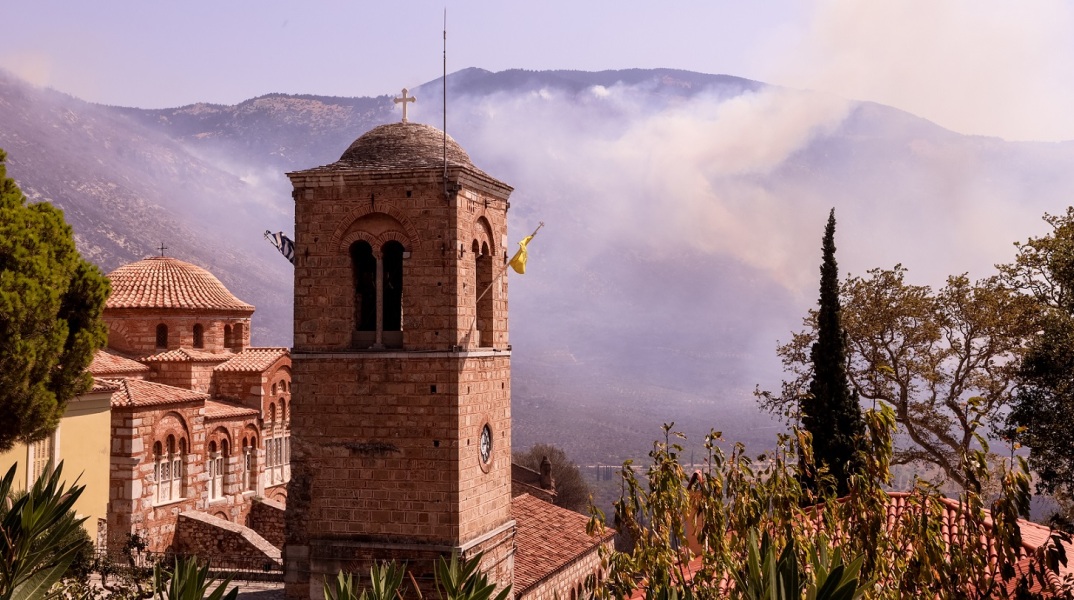 Υπουργείο Πολιτισμού για την πυρκαγιά στη μονή του οσίου Λουκά: Κλειστός ο χώρος έως ότου ολοκληρωθούν οι εργασίες καθαρισμού και αποκατάστασης.