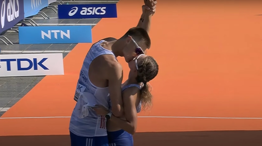 Παγκόσμιο Πρωτάθλημα Στίβου: Πρωτότυπη πρόταση γάμου στον τερματισμό του αγώνα 35 χλμ. βάδην - Η Χάνα Μπουρζάλοβα είπε το «ναι» στον Ντόμινικ Τσέρνι.