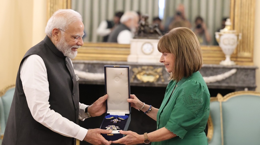 Η Πρόεδρος της Δημοκρατίας, Κατερίνα Σακελλαροπούλου, παρασημοφόρησε τον πρωθυπουργό της Ινδίας, Ναρέντρα Μόντι