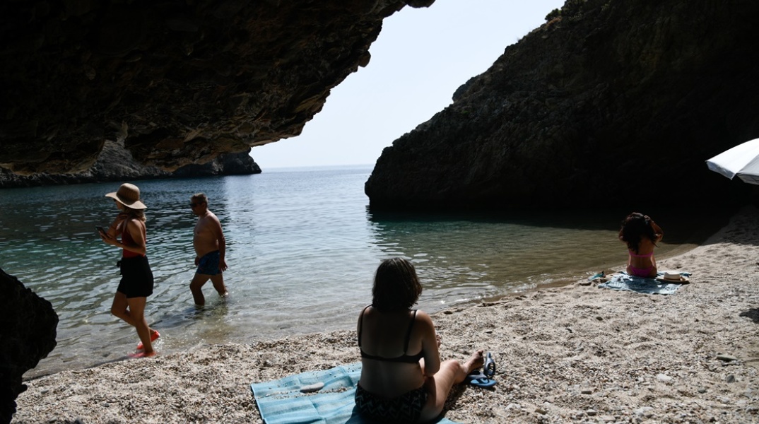 Λουόμενοι σε ελεύθερη παραλία στην Εύβοια