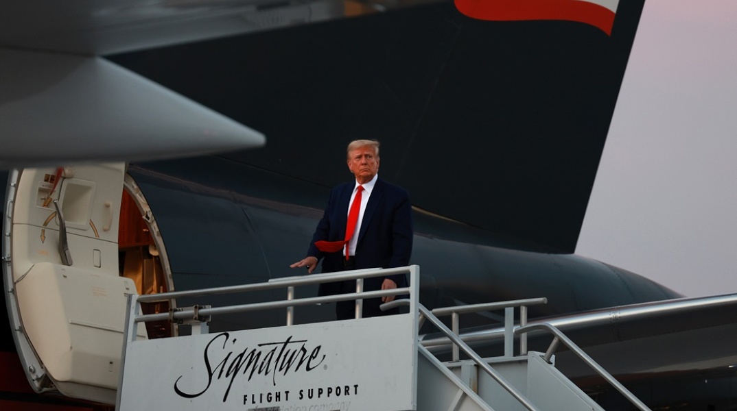 Ο πρώην πρόεδρος των ΗΠΑ, Ντόναλντ Τραμπ βγαίνει από αεροπλάνο στην Ατλάντα
