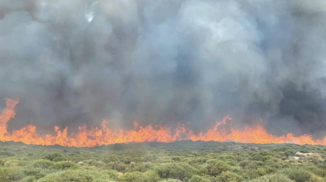 Φωτιά καίει περιοχή στην Άνδρο - Δύο τα ενεργά μέτωπα