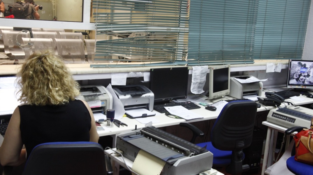 Εργαζόμενη σε γραφείο στον δημόσιο τομέα