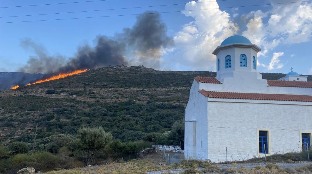 Φωτιά καίει σε πλαγιά κοντά σε εκκλησάκι στην Άνδρο