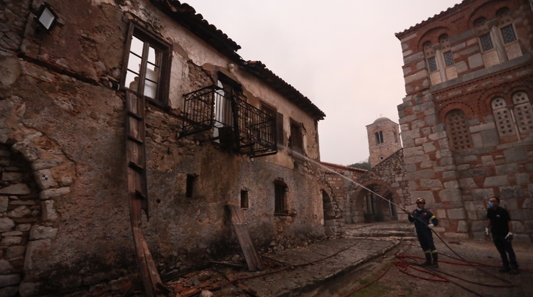 Χώρος στη Μονή Οσίου Λουκά τυλίχθηκε στις φλόγες από τη φωτιά στη Βοιωτία