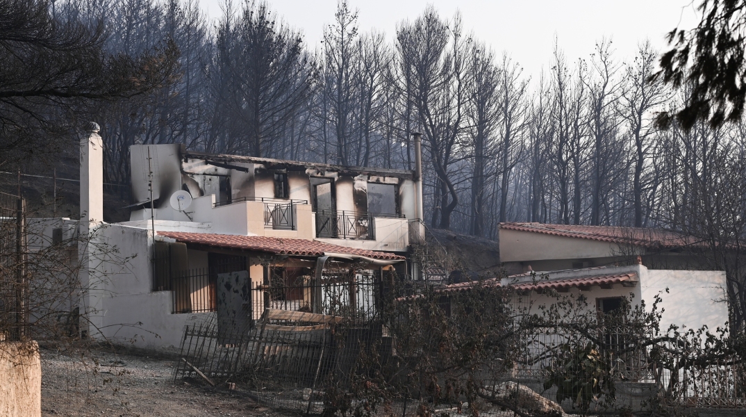 Καμένες εκτάσεις, δέντρα και κτίρια από το πέρασμα της φωτιάς στην Πάρνηθα