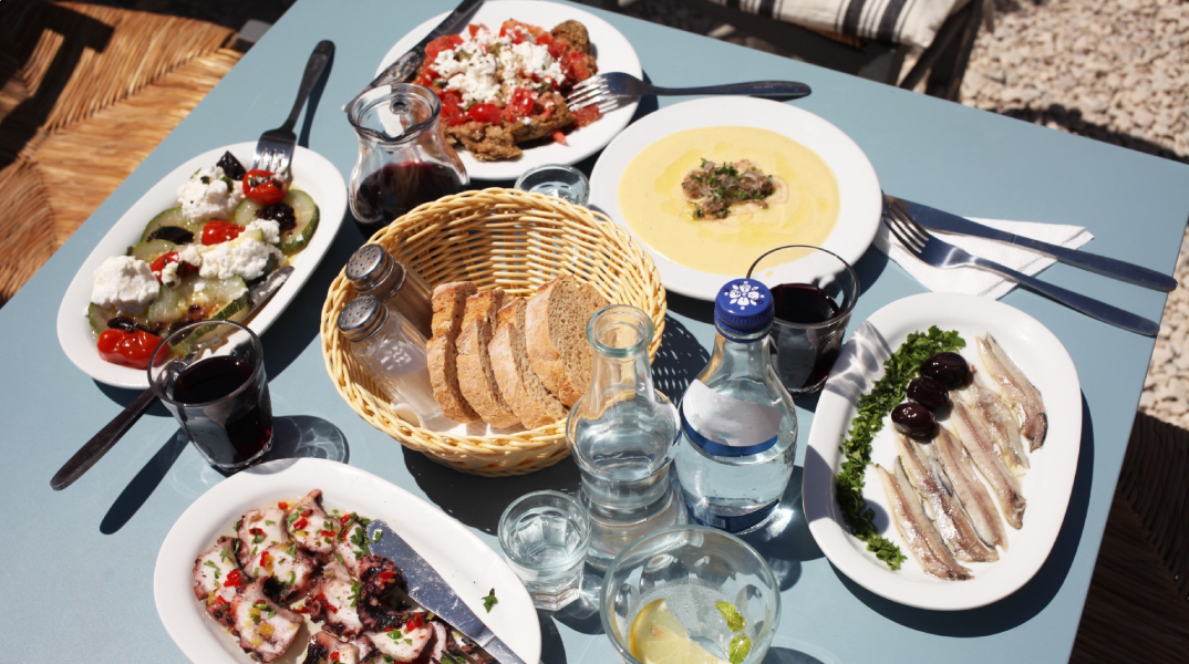 Η Παρδάλω στη Φολέγανδρο σερβίρει την πιο φρέσκια άποψη για τον παραδοσιακό μεζέ