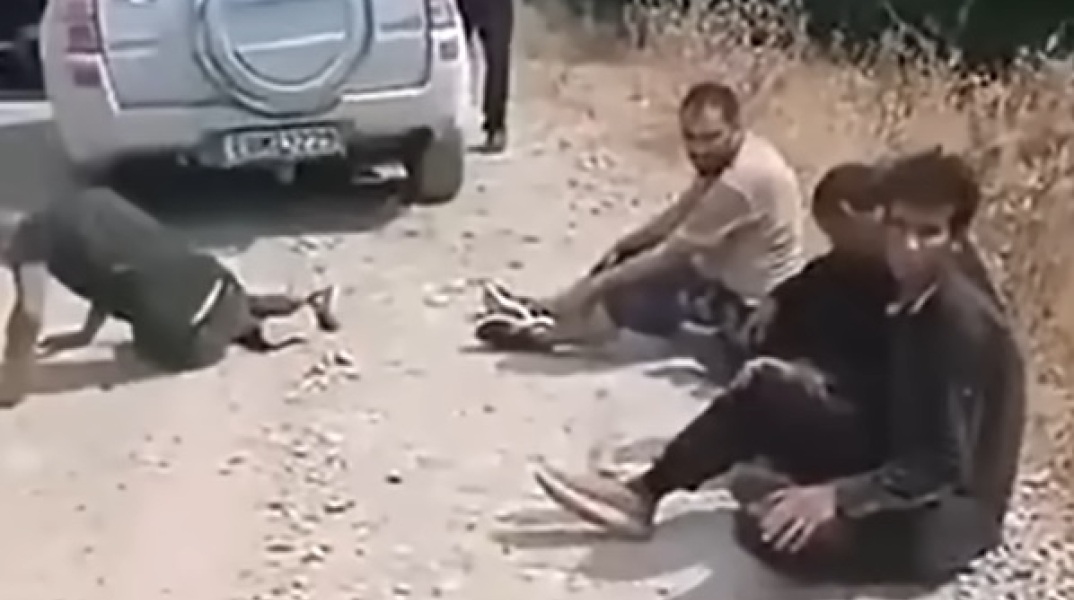 Έβρος: Νέο περιστατικό με αυτόκλητους «πολιτοφύλακες» - Εμφανίζονται να κρατούν 4 μετανάστες - Τι δηλώνει ο άνδρας που τράβηξε το βίντεο.