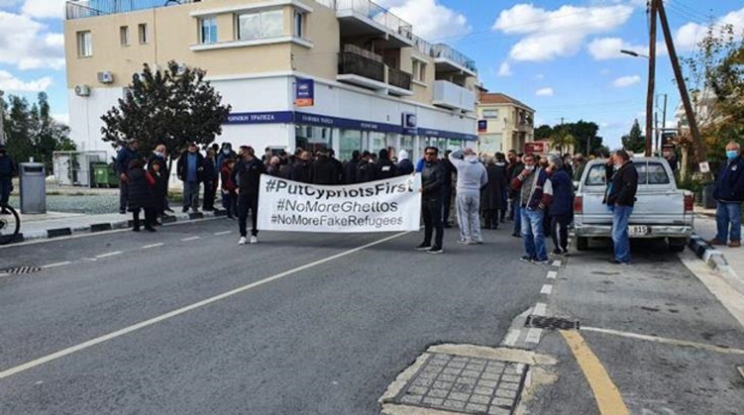 Συμπλοκές και συλλήψεις στη Χλώρακα μετά από εκδήλωση διαμαρτυρίας για το μεταναστευτικό