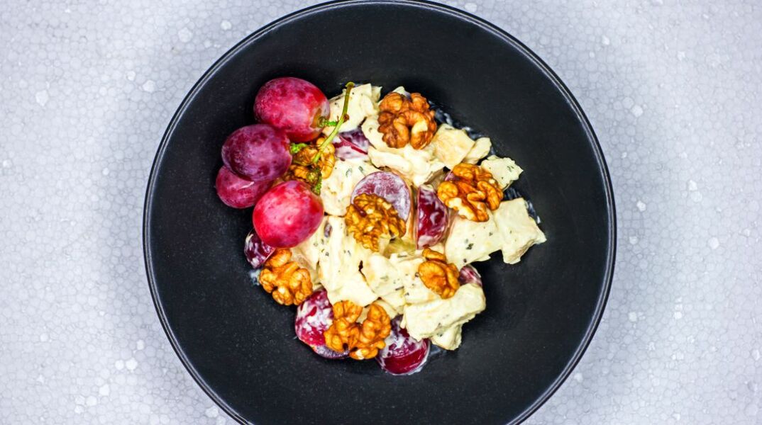 Μια διαφορετική σαλάτα με σταφύλια, τυρί κρέμα και καρύδια