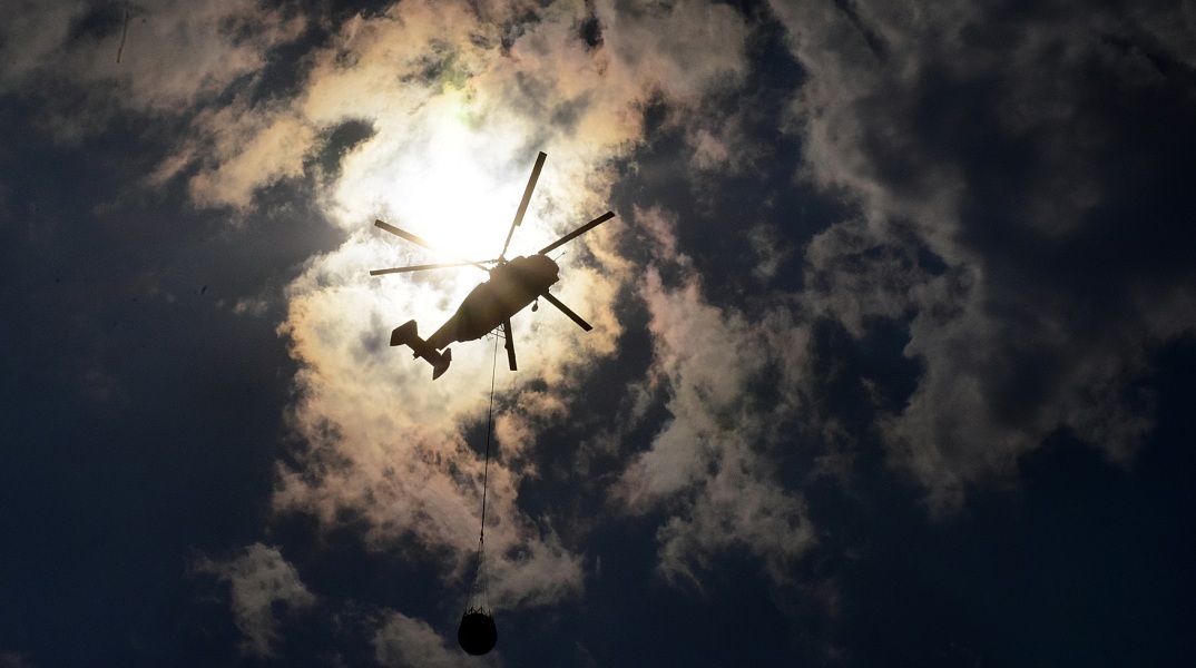 ΕΕ: Περισσότεροι από 350 πυροσβέστες, 50 οχήματα και 12 αεροσκάφη έχουν επιστρατευτεί για να συνδράμουν στην καταπολέμηση των πυρκαγιών στην Ελλάδα.