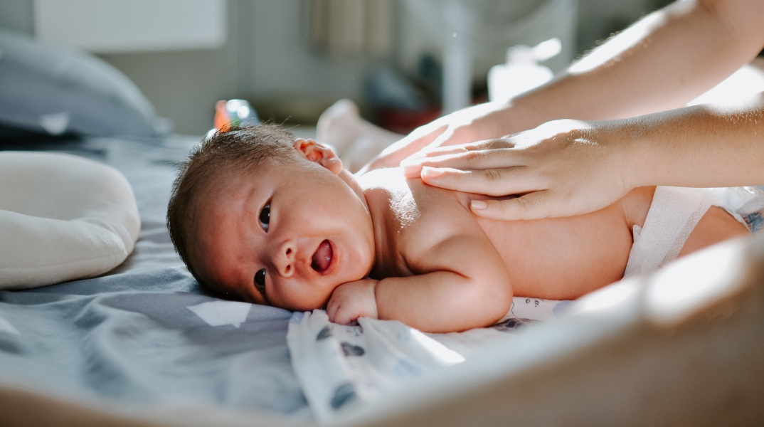 Θεσσαλονίκη: Δωρεάν διάγνωση 500 γενετικών παθήσεων με μια σταγόνα αίμα σε 1000 βρέφη στην Ελλάδα, στο πλαίσιο της μελέτης «FirstSteps».