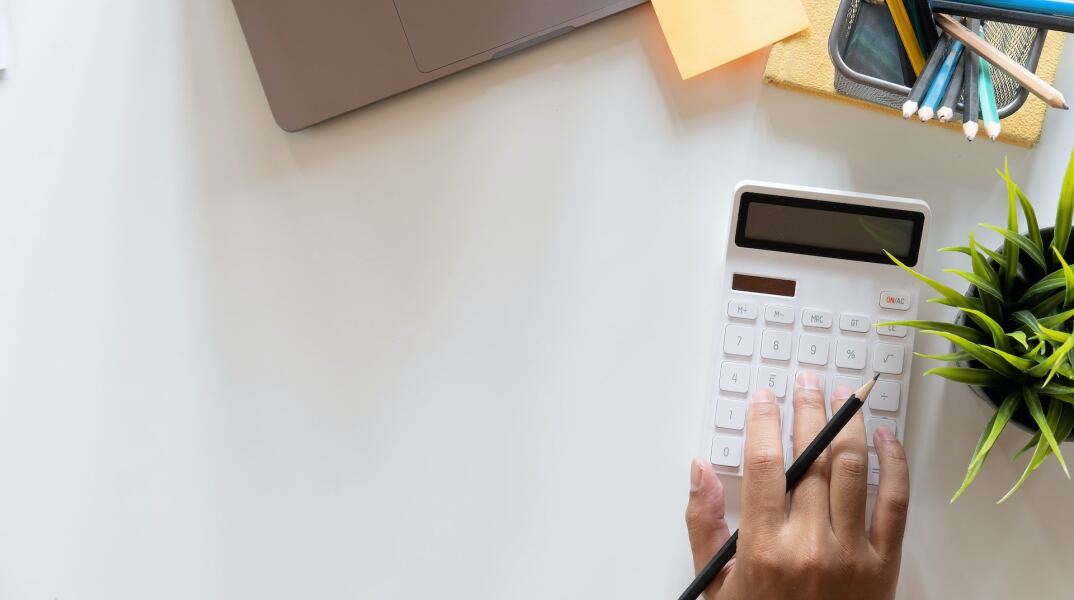 Χέρι πληκτρολογεί σε κομπιουτεράκι