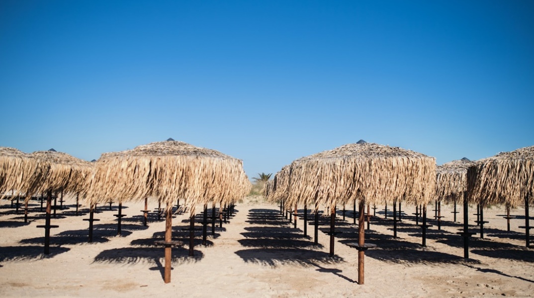 Ομπρέλες σε παραλία