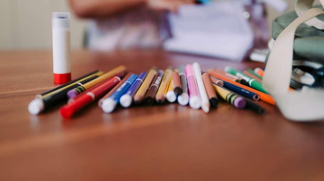 Σχολικά είδη (μολύβια και μπογιές) σε θρανίο