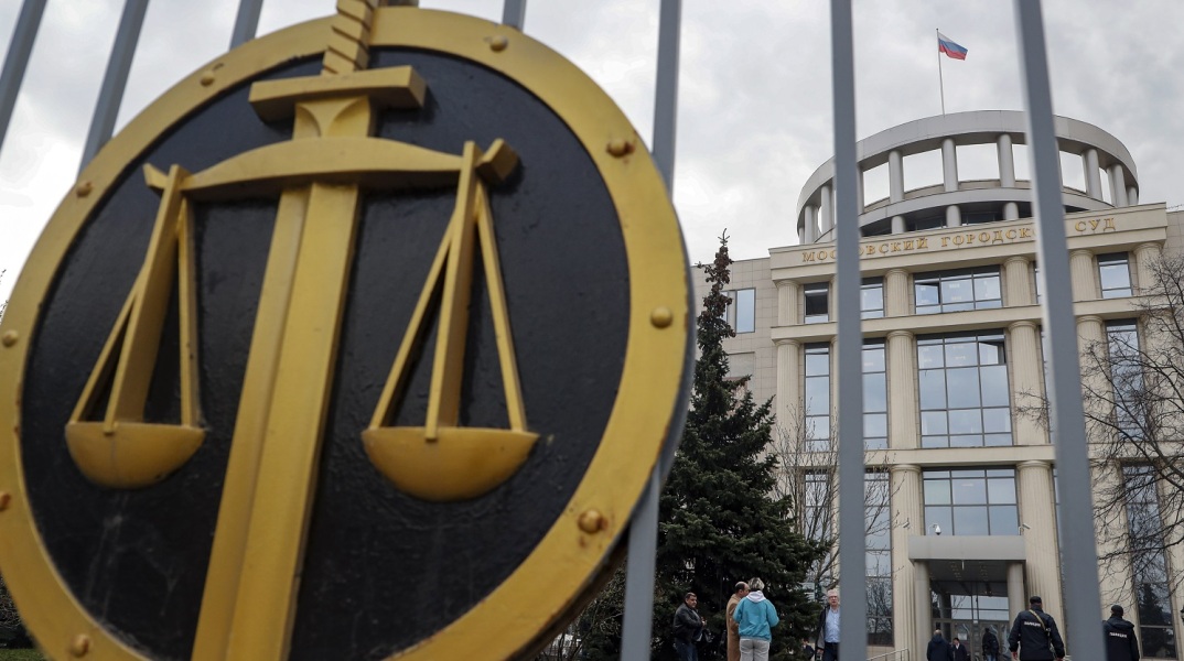 Ρωσία: Σε δίκη πολίτης επειδή σε μια τυχαία συνέντευξη σε δρόμο της Μόσχας κατέκρινε την εισβολή στην Ουκρανία - Η πρώτη γνωστή δίωξη που ασκείται λόγω σχολίων.