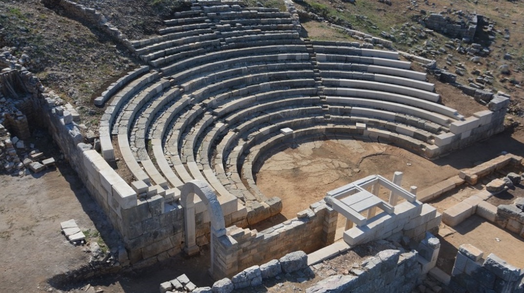 Υπουργείο Πολιτισμού: Αποκαταστάθηκε το αρχαίο θέατρο Πλευρώνας - Εγκαίνια υπό το φως της πανσελήνου παρουσία της Λίνας Μενδώνη.