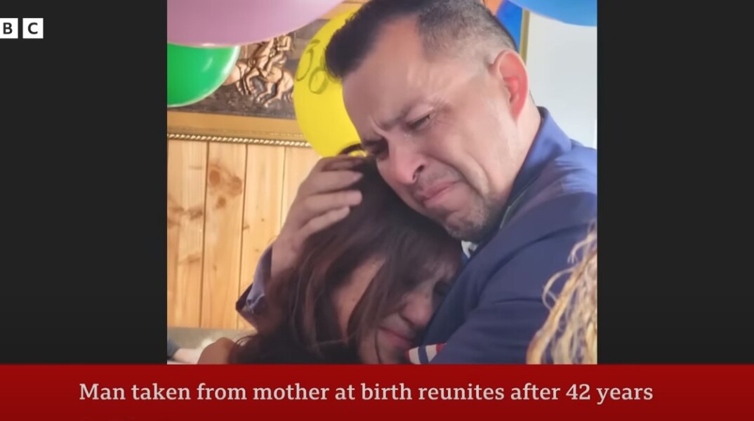 Ο 42χρονος αγκαλιάζει συγκινημένος τη βιολογική του μητέρα