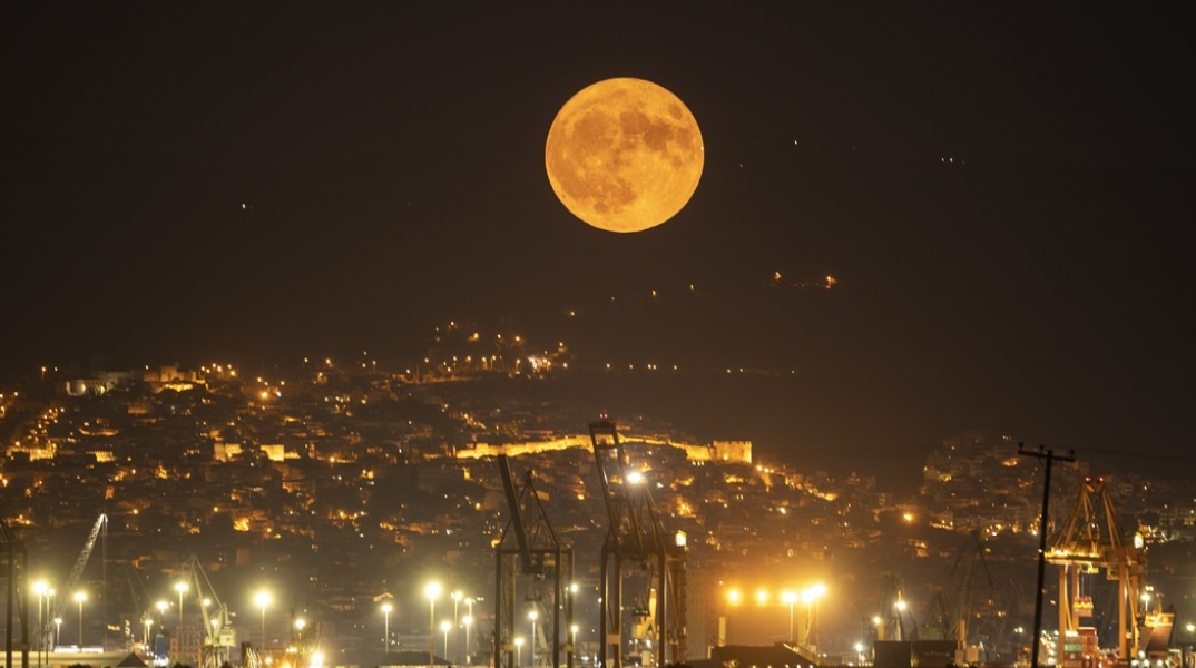 Υπερπανσέληνος Αυγούστου πάνω από τη Θεσσαλονίκη