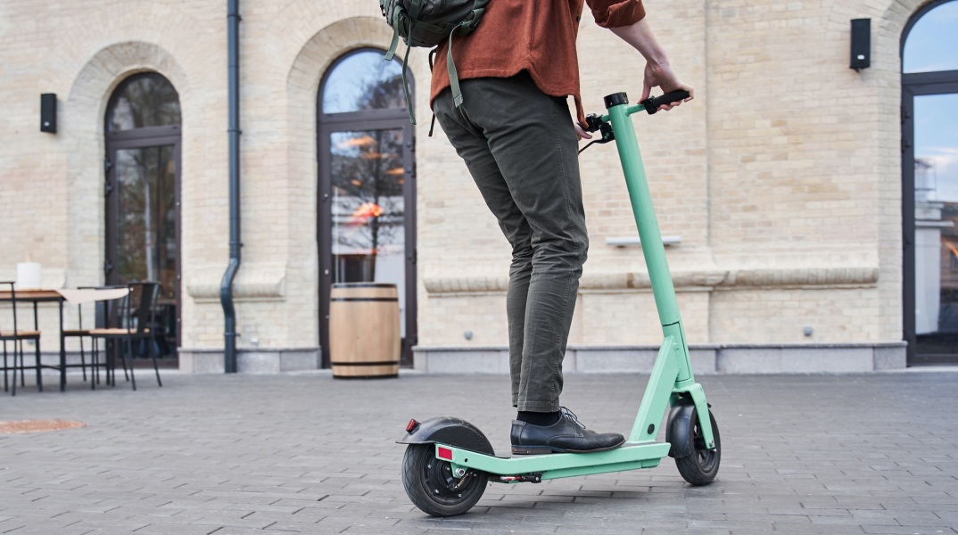 Γαλλία: Τελευταία ημέρα για τα ηλεκτρικά πατίνια στους δρόμους του Παρισιού - Τα ποδήλατα έτοιμα να πάρουν τη σκυτάλη - Η επιχειρηματολογία υπέρ και κατά.