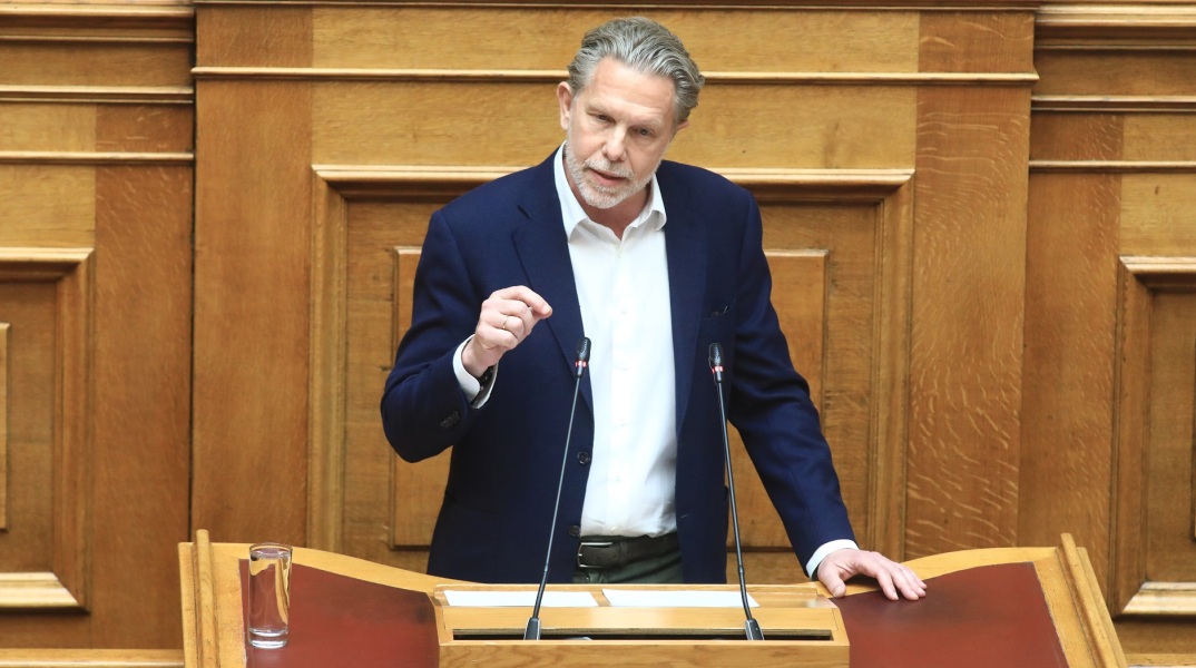 Παύλος Γερουλάνος: Κριτική του βουλευτή του ΠΑΣΟΚ στην κυβέρνηση για τη διαχείριση των πυρκαγιών - Οι αδυναμίες σε πρόληψη και συντονισμό.