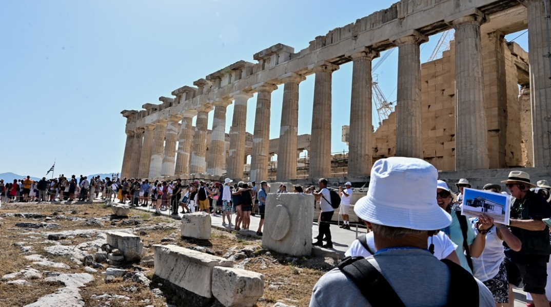 Επισκέπτες στην Ακρόπολη