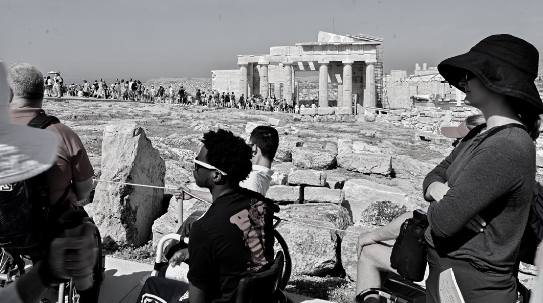 Τουρίστες στον ιερό βράχο της Ακρόπολης