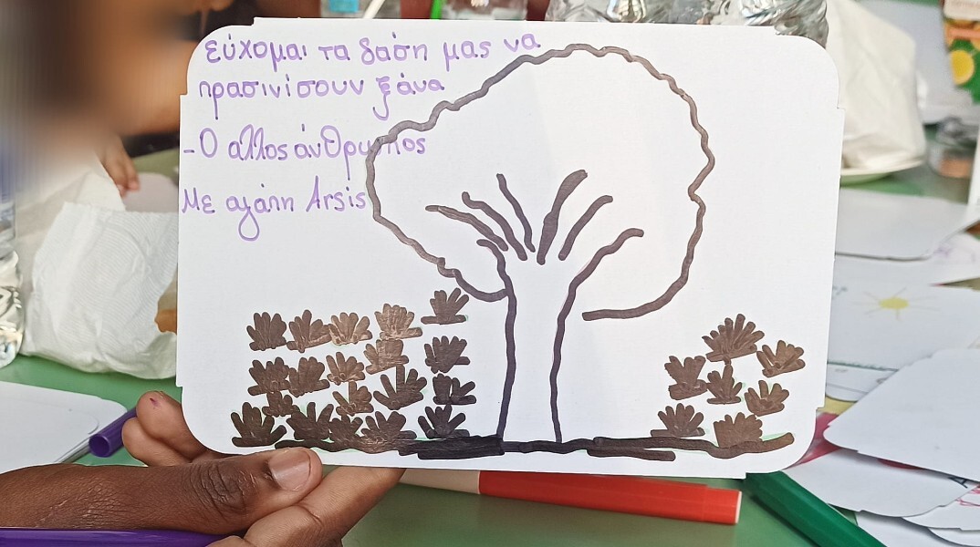 Προσφυγόπουλα ζωγραφίζουν τις συσκευασίες των γευμάτων πυροσβεστών στον Εβρο