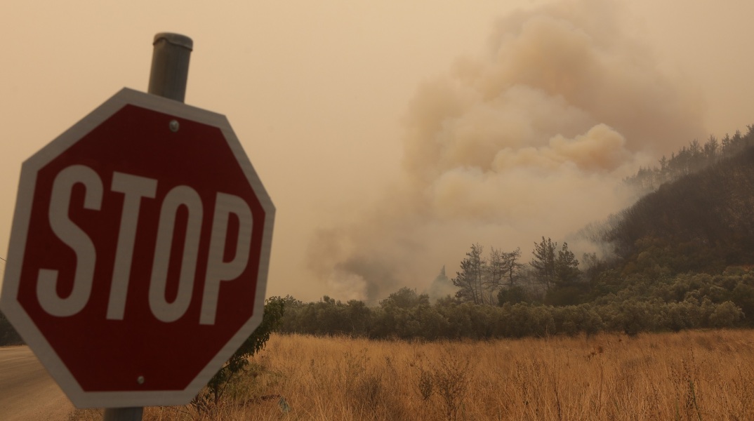Φωτιά στον Έβρο: Προειδοποιητικό μήνυμα του 112 στους κατοίκους της Λευκίμμης: «Παραμείνετε σε ετοιμότητα» - Συνεχίζεται η μάχη των δυνάμεων της Πυροσβεστικής. 