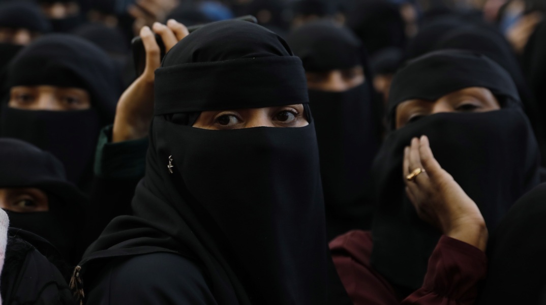 Εμανουέλ Μακρόν: «Πρέπει να είμαστε ανυποχώρητοι» στην απαγόρευση της αμπάγιας στο σχολείο - Οι θρησκευτικές πεποιθήσεις στο γαλλικό εκπαιδευτικό σύστημα.