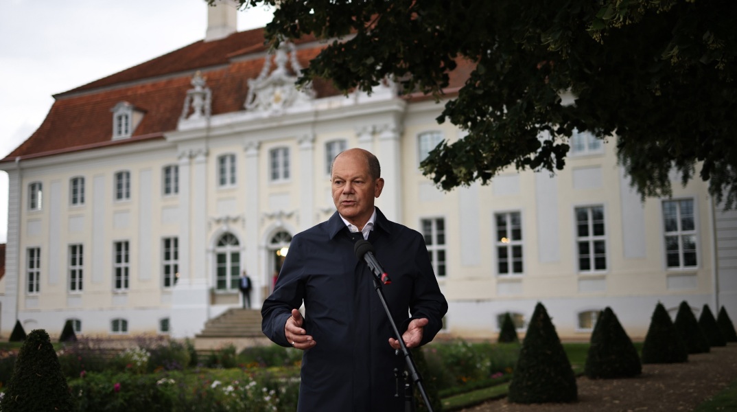 Γερμανία: Ελαφρύς τραυματισμός του καγκελάριου Όλαφ Σολτς κατά τη διάρκεια άσκησης - Έπεσε ενώ έκανε τζόγκινγκ - Αλλαγές στην ατζέντα συναντήσεών του.