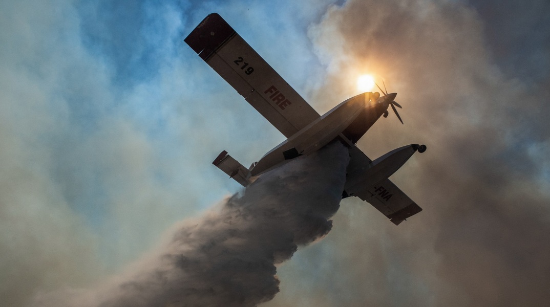 Κομισιόν: Μήνυμα στήριξης για τις πυρκαγιές στη χώρα μας - «Ελλάδα, δεν είσαι μόνη» - Συνεχίζεται η μάχη με τις φλόγες - 75 πυρκαγιές σε όλη την επικράτεια.