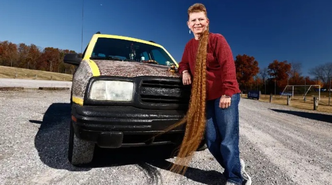 Παγκόσμιο Ρεκόρ Γκίνες: Η Τάμι Μάνις από το Τενεσί έχει χαίτη 173 εκατοστά - Έκοψε για τελευταία φορά το πίσω μέρος των μαλλιών της το 1990. 