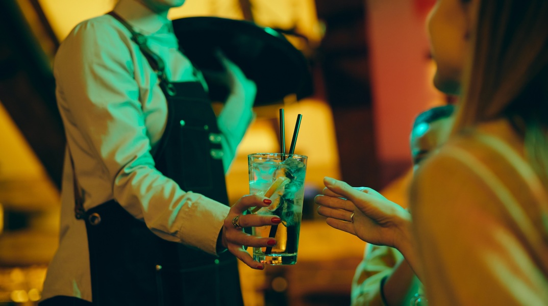 ΑΑΔΕ - Επιχείρηση Κάβος: Φοροδιαφυγή, νοθευμένα ποτά και λουκέτο σε 28 μπαρ στην Κέρκυρα - Τι προέκυψε από τους ελέγχους σε επιχειρήσεις εστίασης.