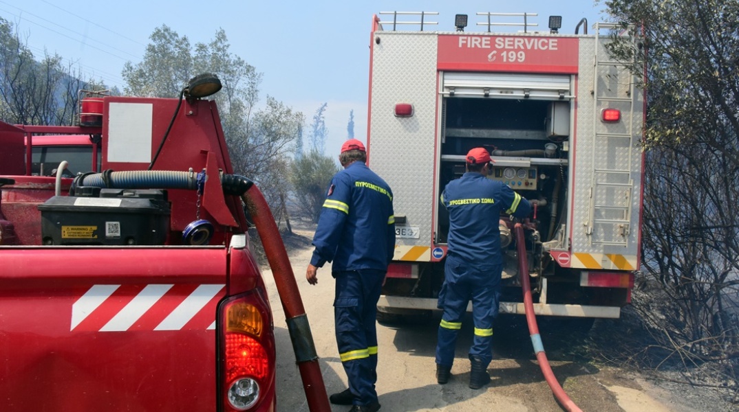 Πυροσβέστες με οχήματα ετοιμάζονται να επιχειρήσουν για την κατάσβεση φωτιάς