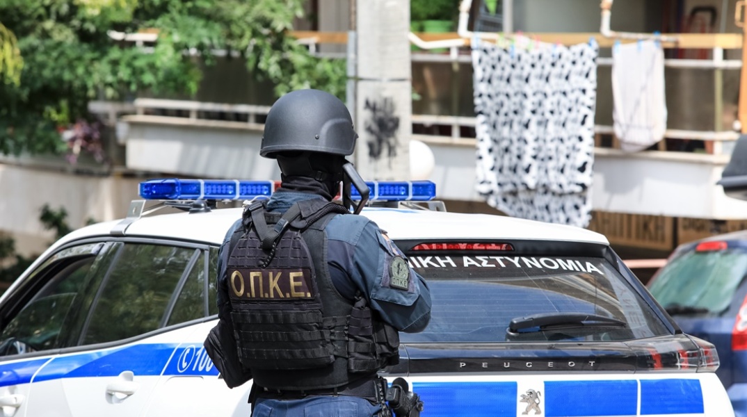 Ταμπουρωμένος άνδρας σε σπίτι στον Νέο Κόσμο