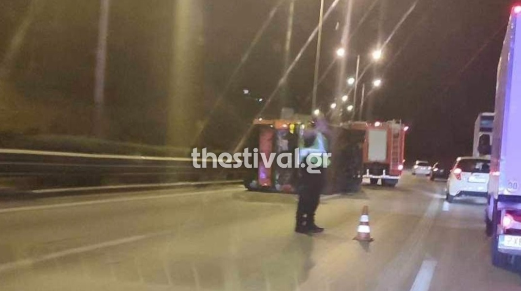 Νταλίκα διπλωμένη σε δρόμο στη Θεσσαλονίκη 